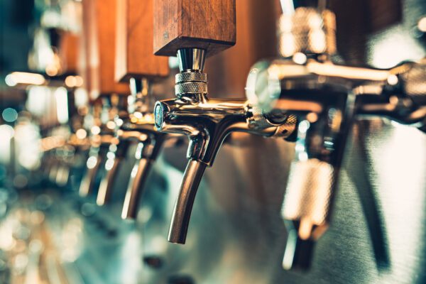 beer-taps-in-a-pub