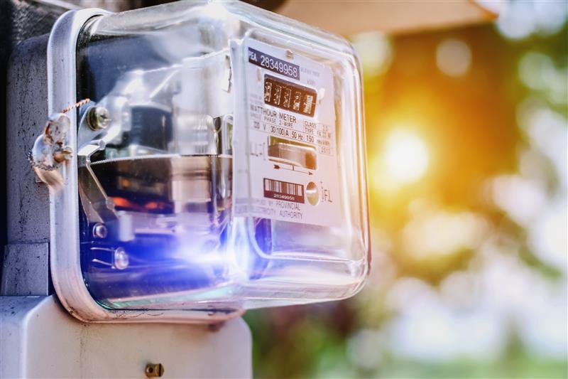 Electricity meter in the sunlight (source: AdobeStock)