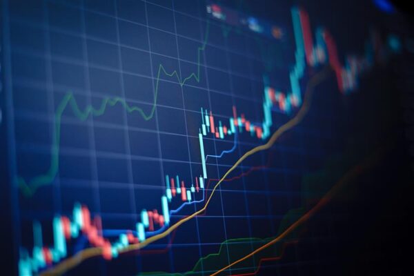 Feature image Multiple climbing graph lines (Source: AdobeStock.)